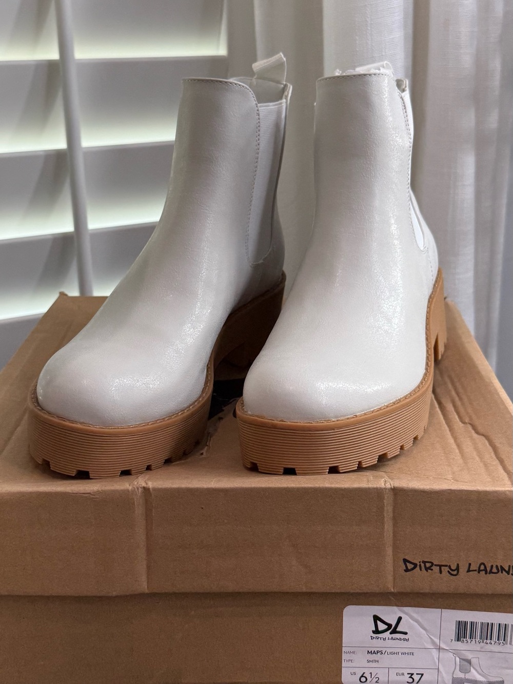 Dirty Laundry Maps Chelsea Boots Light White Platform Lug Boots Size 6.5 NIB